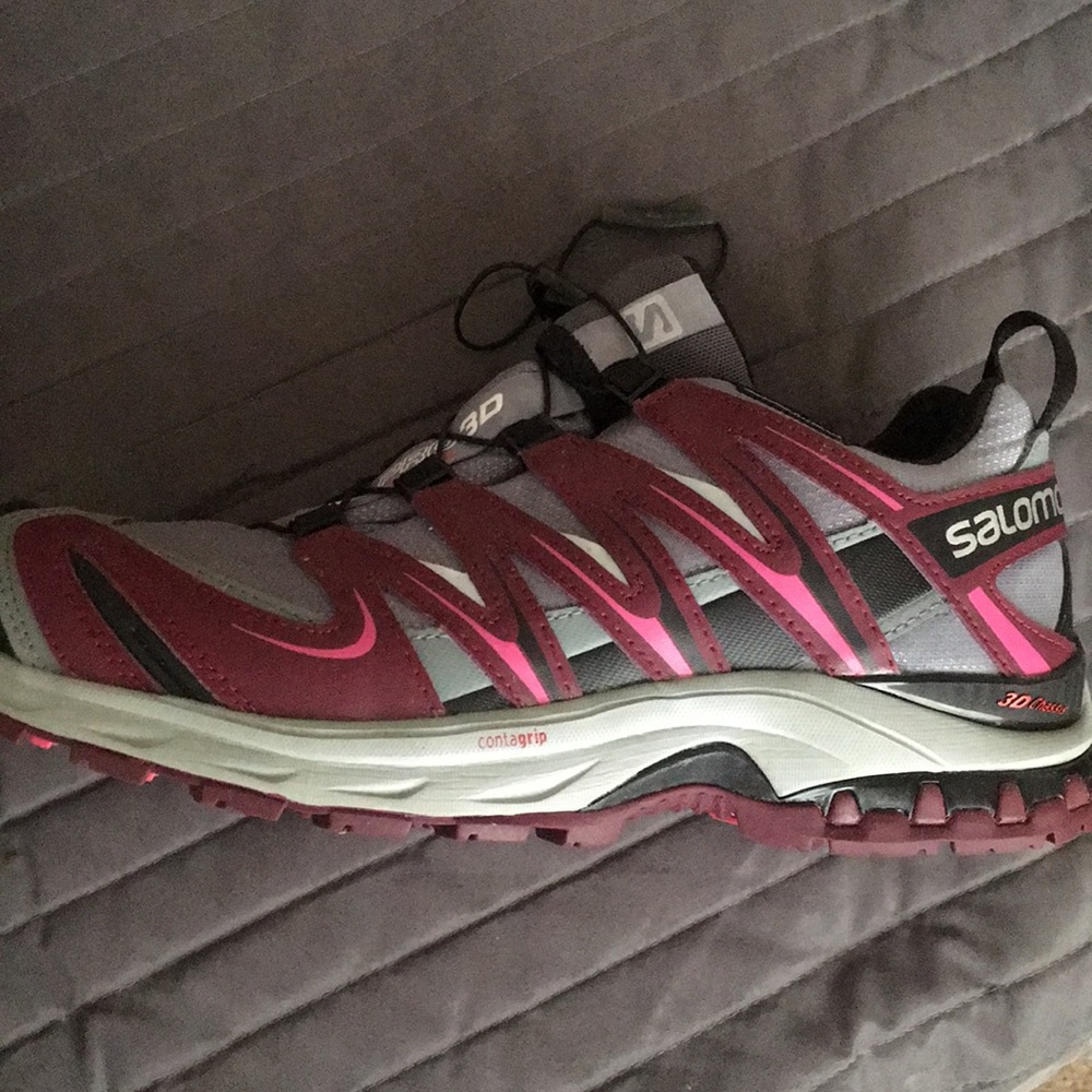 Salomon Hiking Shoe Women Size 7.5
